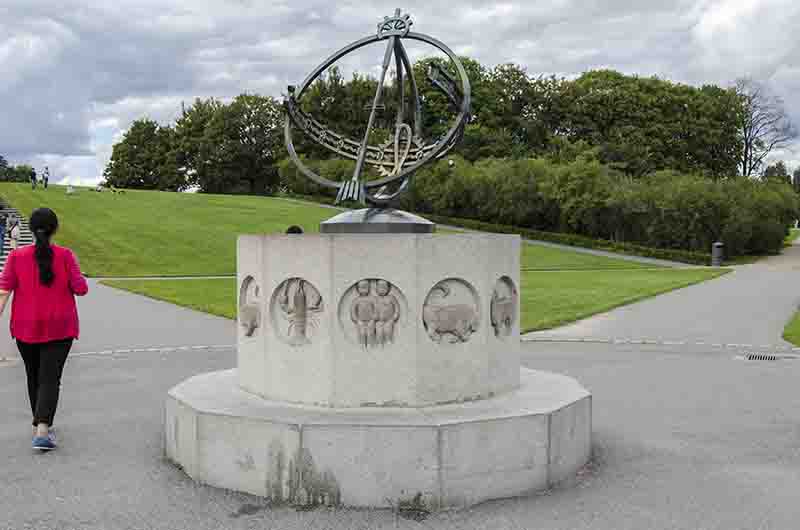 Noruega - Oslo 066 - parque Vigeland - Horoscopo.jpg